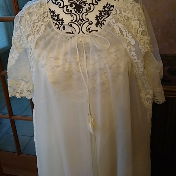 Lingerie - Picture 2 of 8